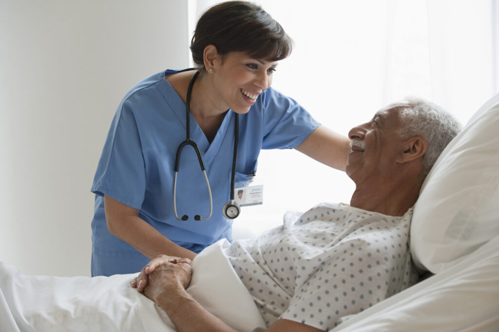 Sygeplejerske med ældre mandlig patient